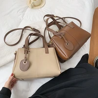 pillow womens 2022 high capacity portable tote bag fashion single shoulder messenger bag luxury designer handbags