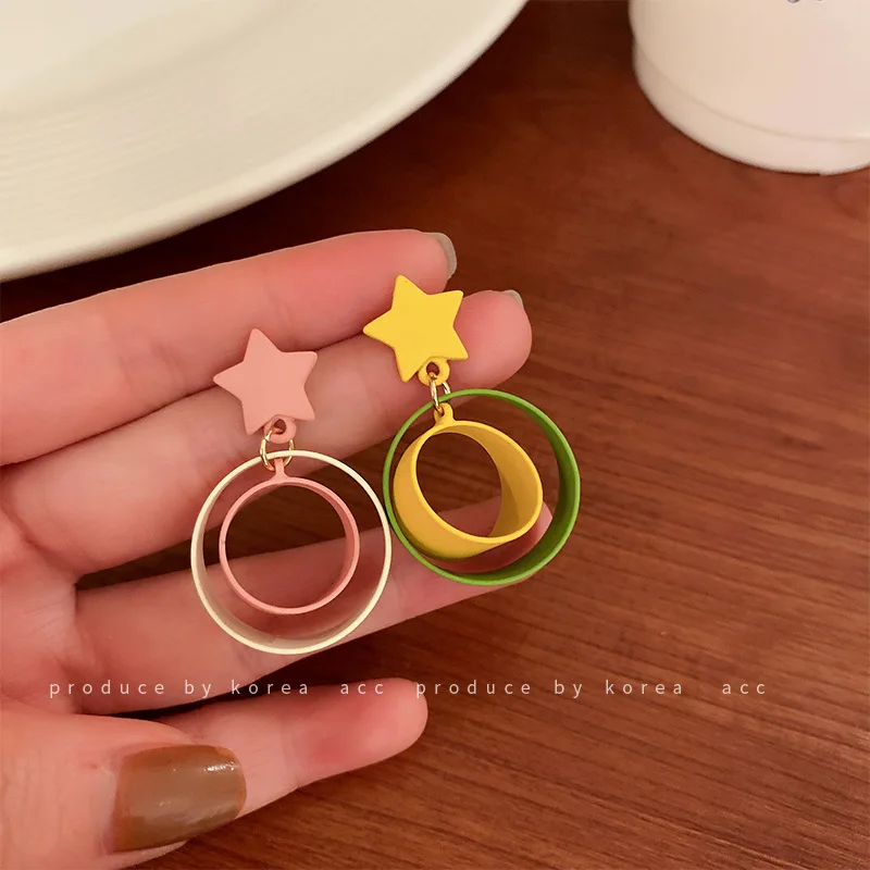 

2022 Fashion Asymmetric Star Pendant Earrings Korean Personality Contrast Color Earrings for Women Jewelry Gift Party