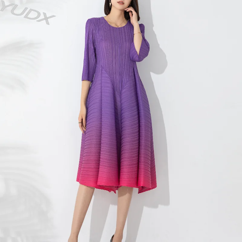 YUDX Pleated Loose Plus Size Dress 2023 New High-end Fashion Temperament Gradient Color Round Neck Seven-point Sleeve Bud Dress