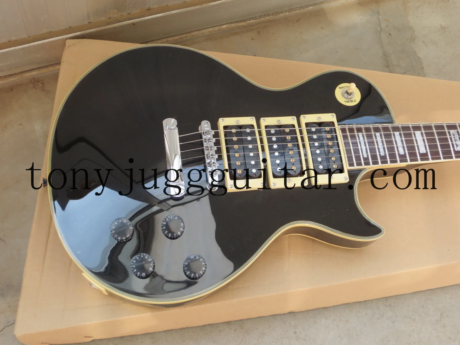 

Custom Peter Frampton Signature Black Electric Guitar 3 Pickups,Cream Pickguard, Black Speed Knobs,Grover Tuners,Chrome Hardware