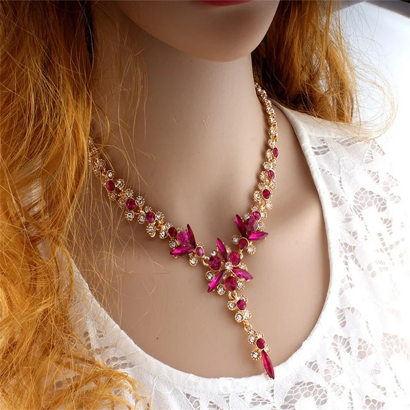 

Комплект из колье и серёг, с кристаллами