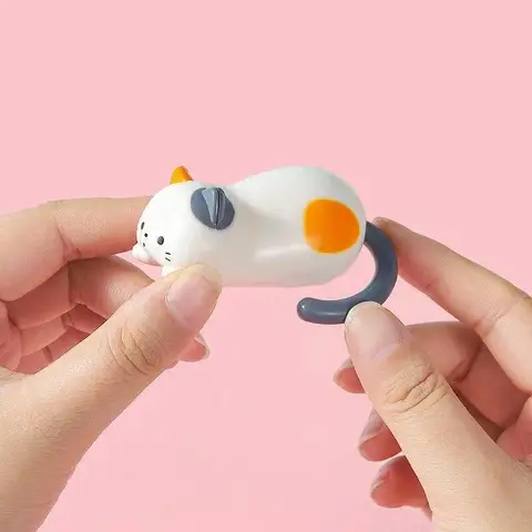 Заводная кошка из пластика