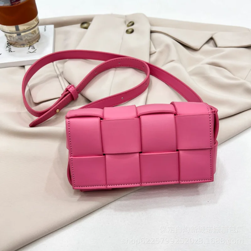 

Кожаные плетеные маленькие поясные сумки для женщин, роскошная брендовая сумка, роскошная плетеная Кассетная поясная сумка, трендовая Женская нагрудная сумка 2023