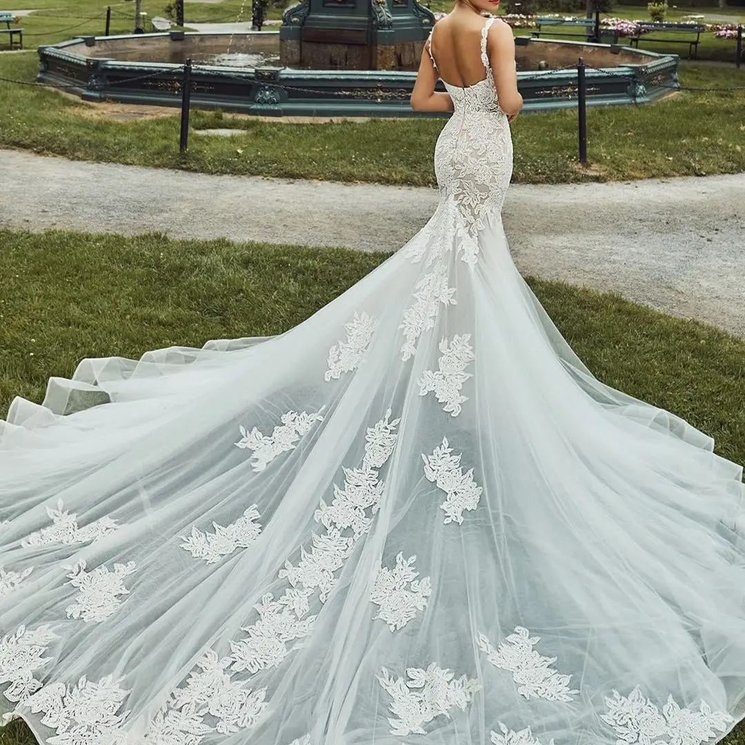 

Женское свадебное платье с юбкой-годе, кружевной аппликацией и V-образным вырезом