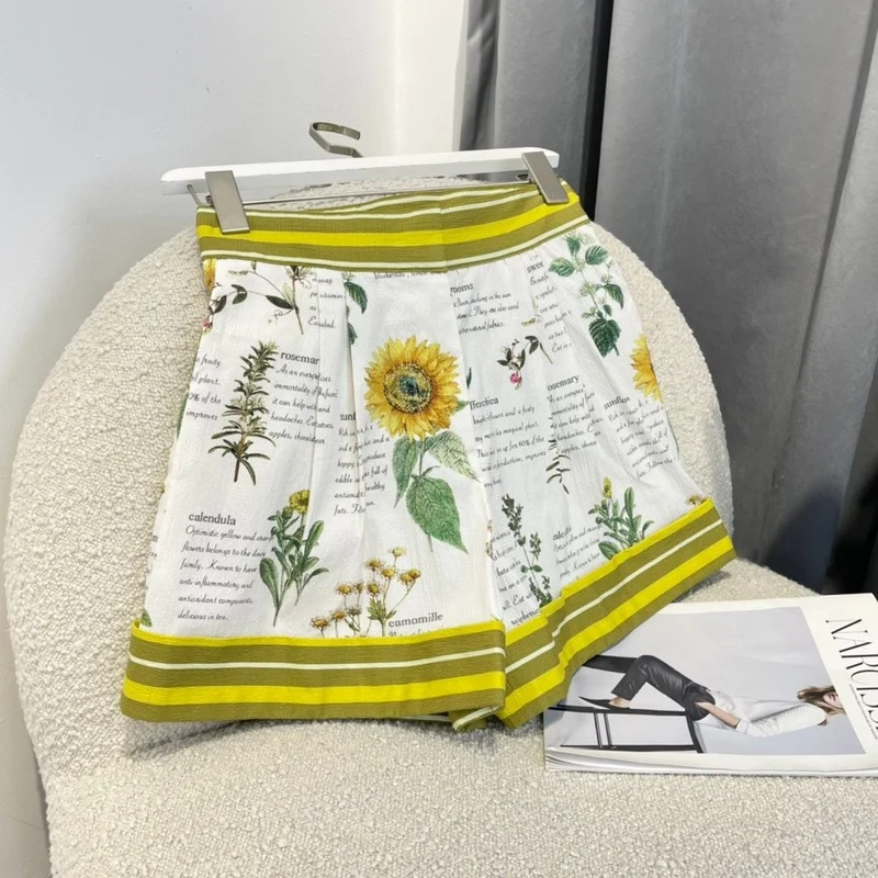 

Лето 2022, новинка, высокое качество, женские пляжные шорты в коричневую и желтую полоску, подходящие ко всему, с растительным принтом подсолн...