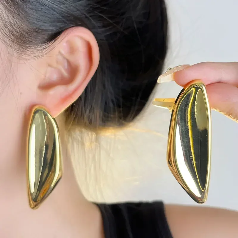Преувеличенные овальные гладкие металлические серьги неправильной формы