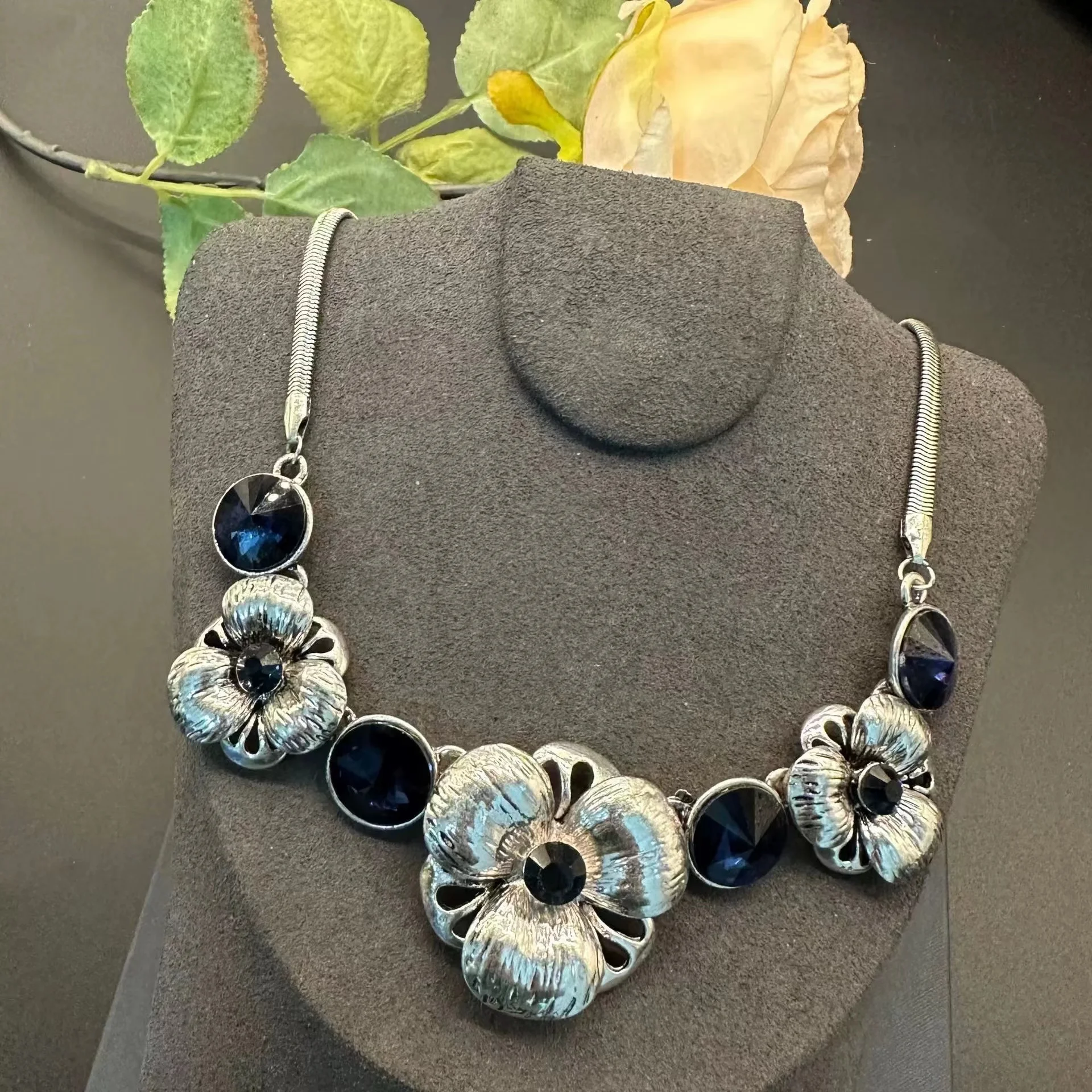 

Medieval vintage vintage handmade inlaid inky blue satellite zircon necklace, versatile and versatile