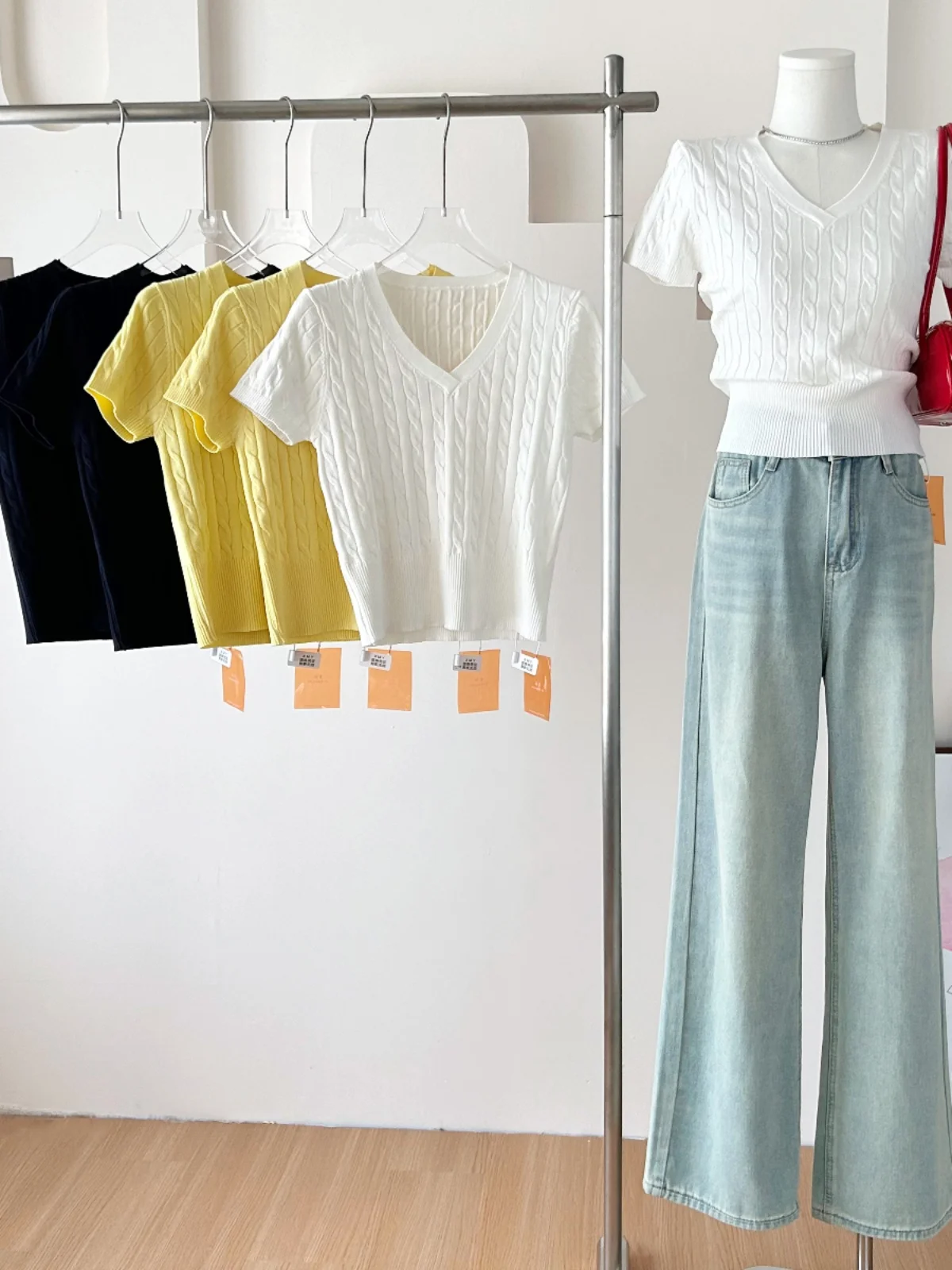 Вязаный топ с высокой талией коротким рукавом и V-образным вырезом