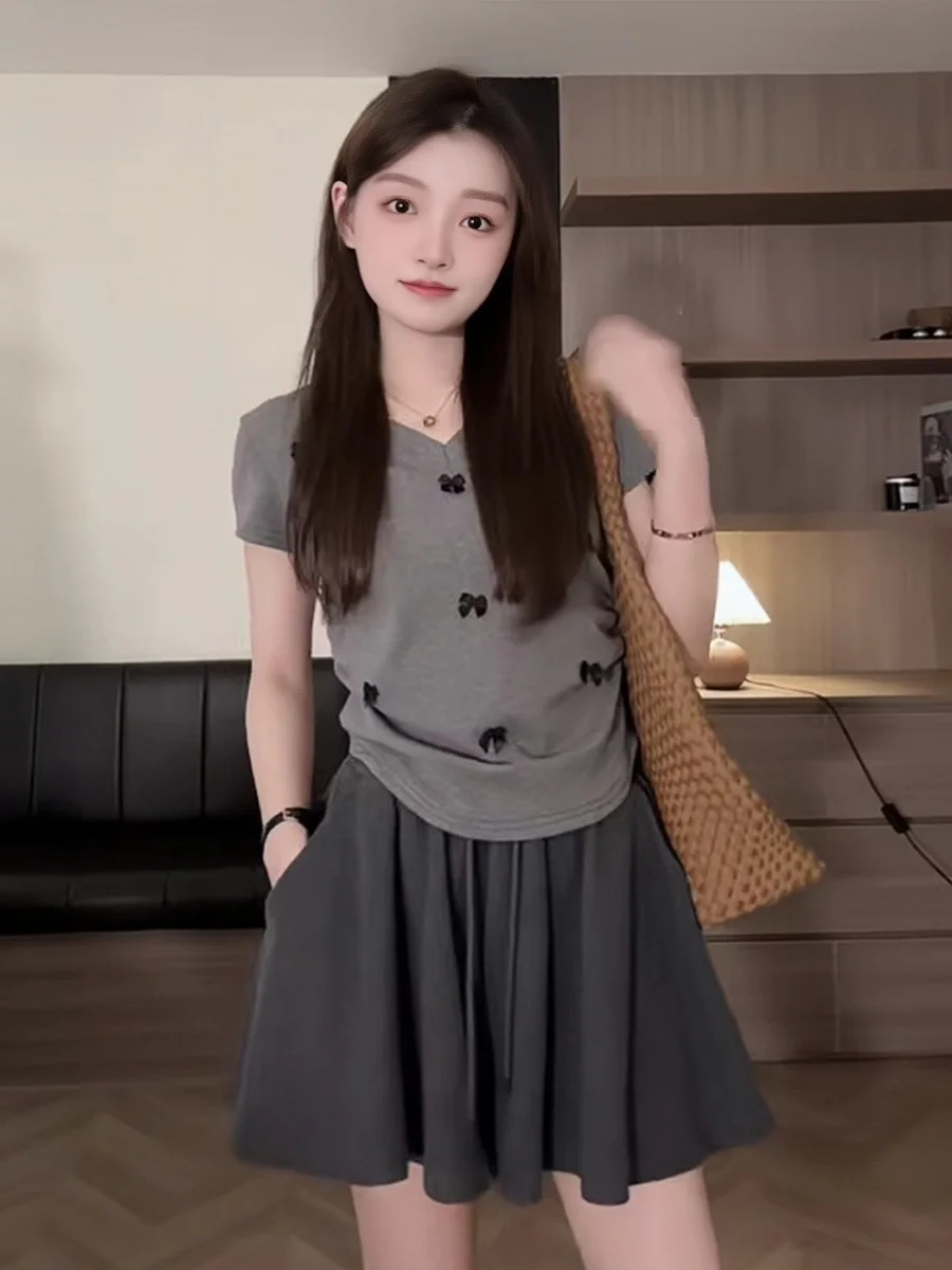 Женская футболка с V-образным вырезом коротким рукавом и трехмерным бантом