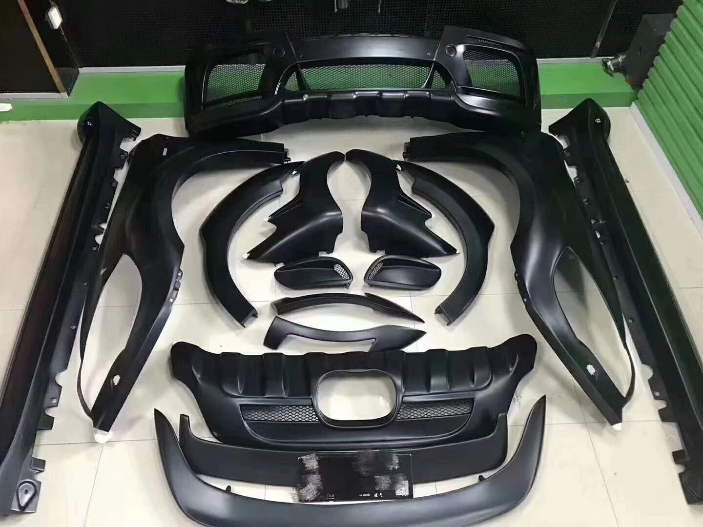Фото Комплект расширения кузова из материала FRP для BMW X6 в стиле HAMANN: расширители колесных арок, боковые пороги. Поддержка индивидуальной настройки. №2