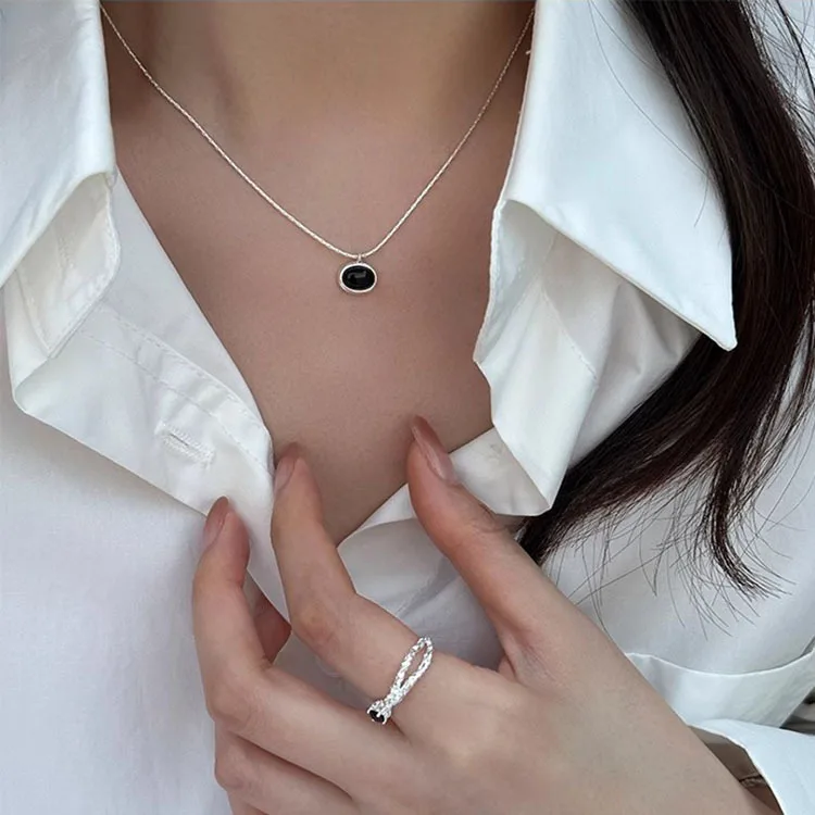 

Ожерелье из стерлингового серебра с черным агатом для женщин несовершеннолетних, холодный и простой геометрический нефритовый халцедон