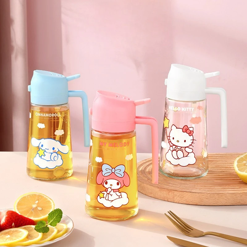 Фото Милый стеклянный дозатор для масла Sanrio KT Cat, бутылка для масла с двойным назначением (спрей и дозатор), антипригарная емкость для масла, герметичная бутылка для соусов и приправ для кухни №1