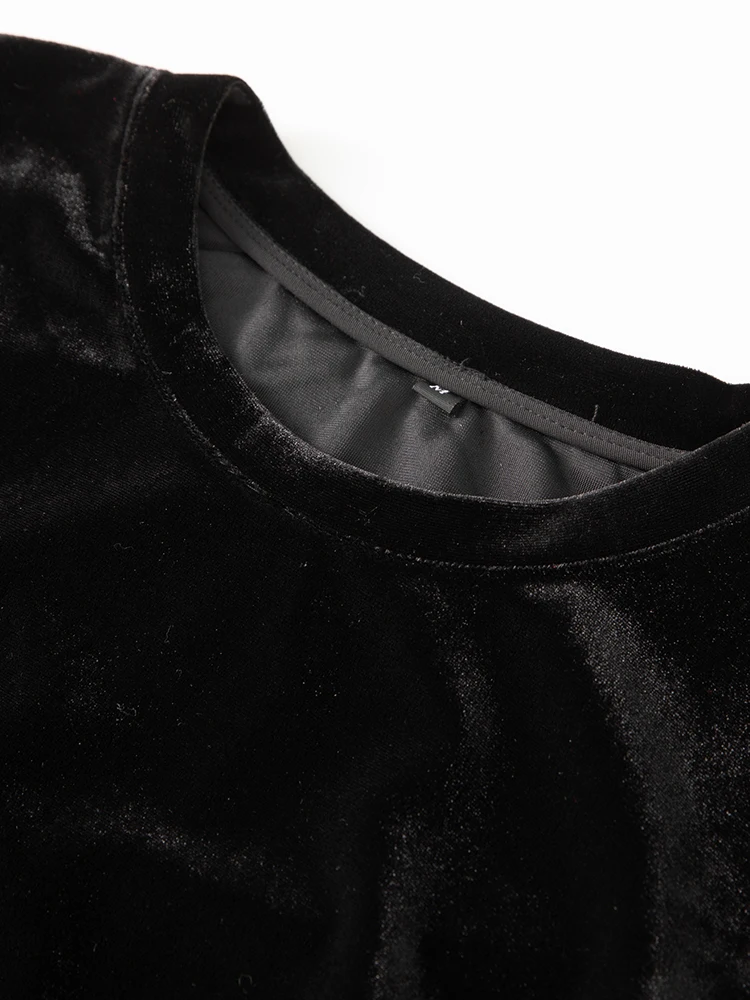 Женское бархатное платье с длинным рукавом круглым вырезом и поясом