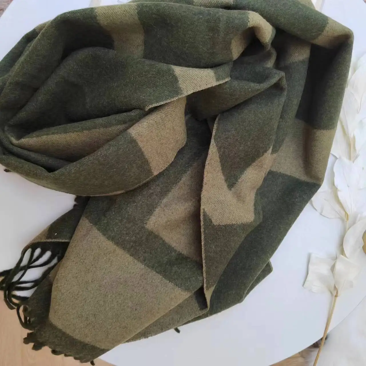 Нишевый шарф из 100% шерсти женский жаккардовый с геометрическим рисунком и