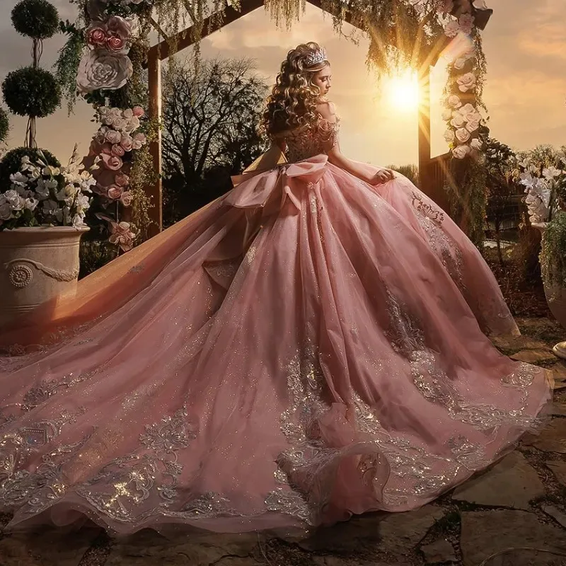 Фото Розовые блестящие платья Quinceanera, бальное платье с открытыми плечами, аппликации, кружевной бант, бисер, тюль, корсет, милое платье 16, блестящее №1