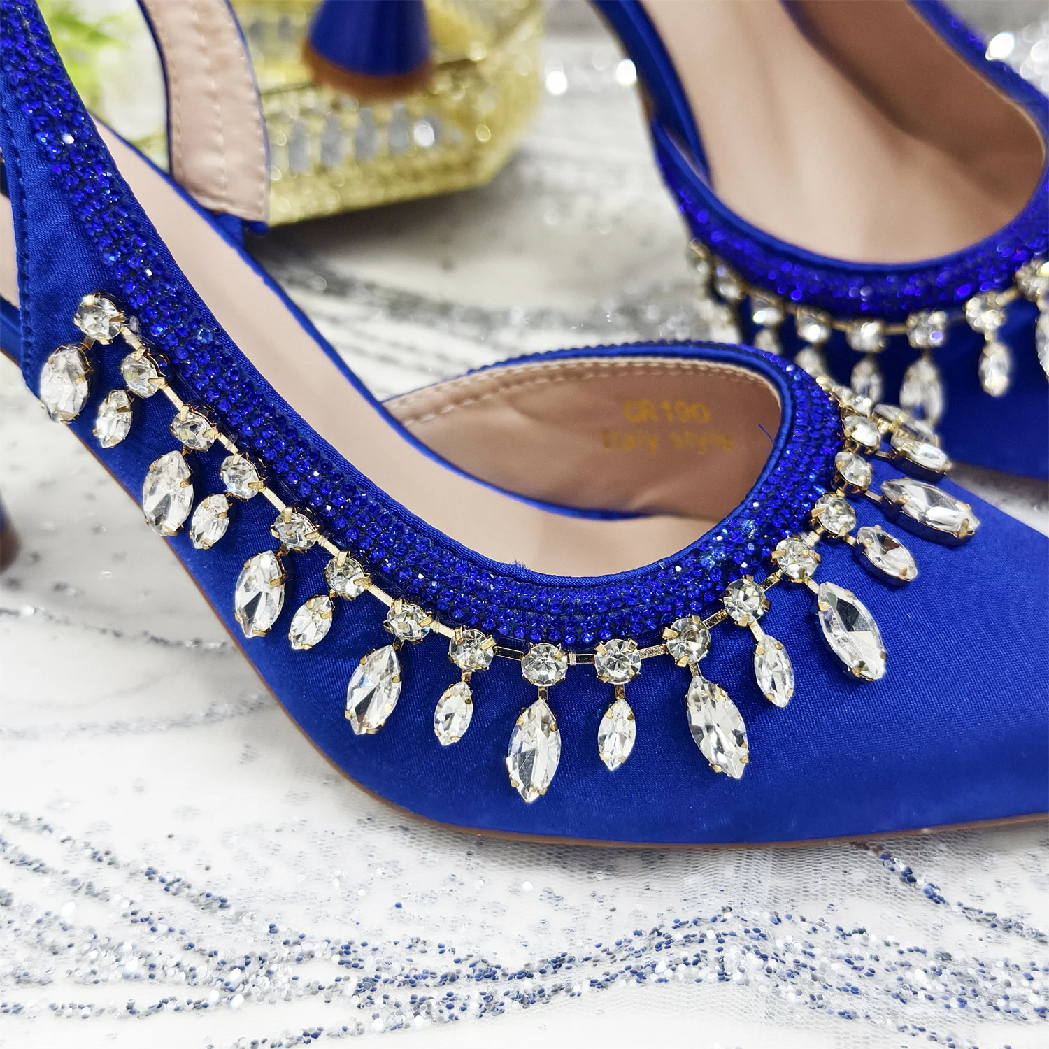 Мода 2025 года комплект туфель и сумок на высоком каблуке с острым носком стразами