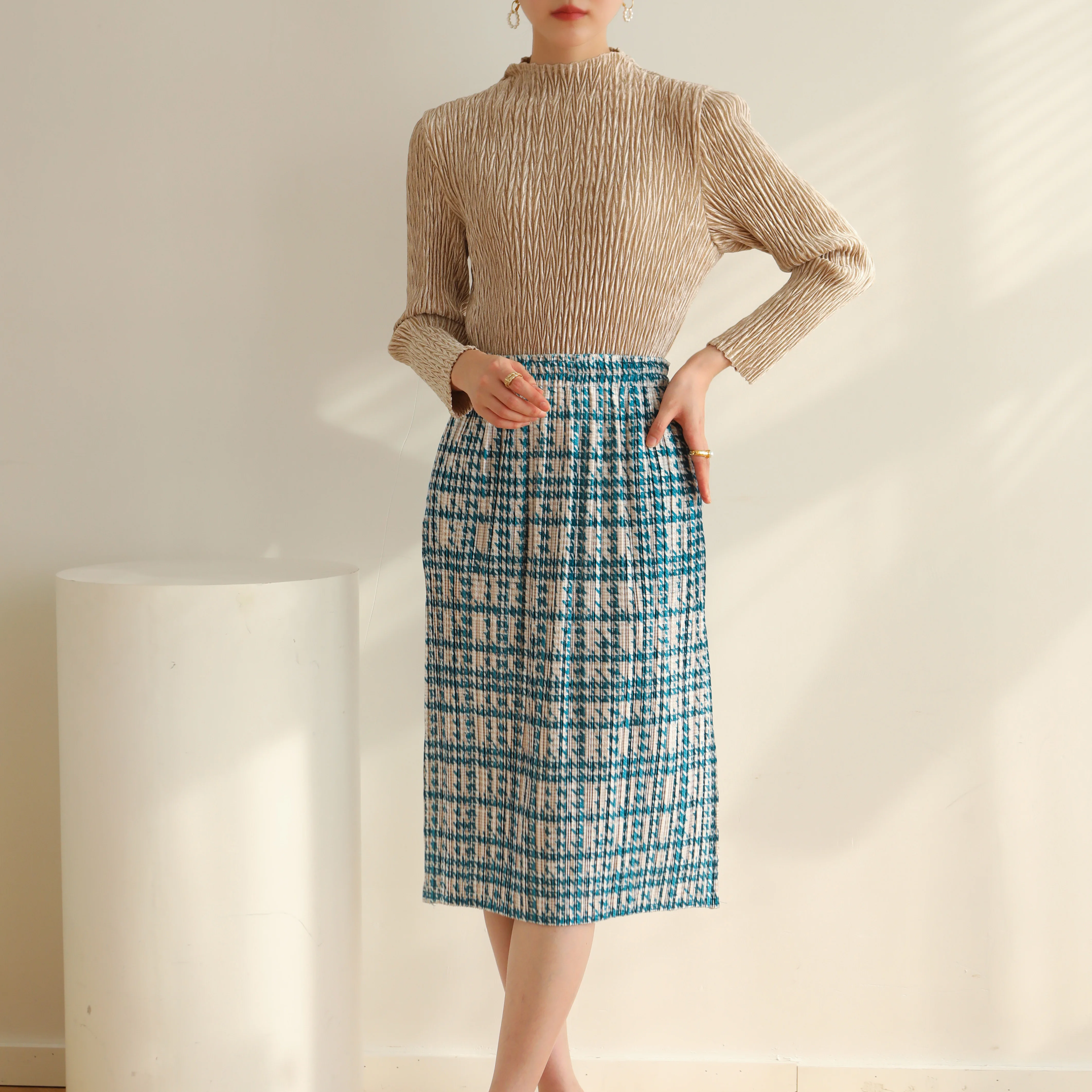 Manufacturers for 2023 autumn, winter and spring Miyake fold velvet shirt shirt floral half skirt set