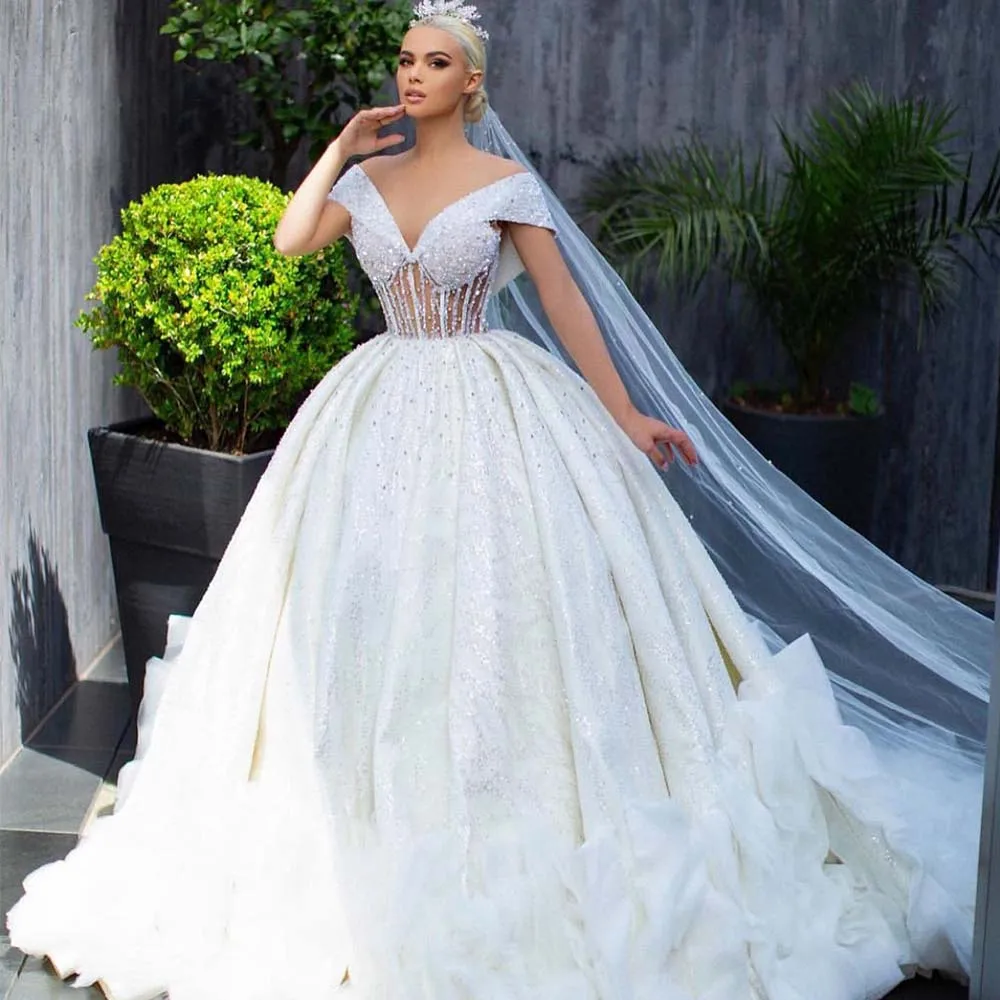 

Великолепный дизайн, свадебные платья с V-образным вырезом, блестящими кристаллами и бусинами, бальное платье с открытыми плечами, прозрачное искусственное платье