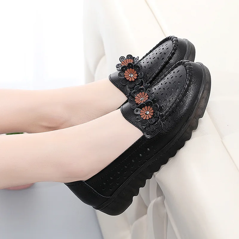 Summer Holes Shoes for Women Classic Loafer Breathable Casual Mom Doudou Shoes Women Hollow Female Flats Genuine leather shoes