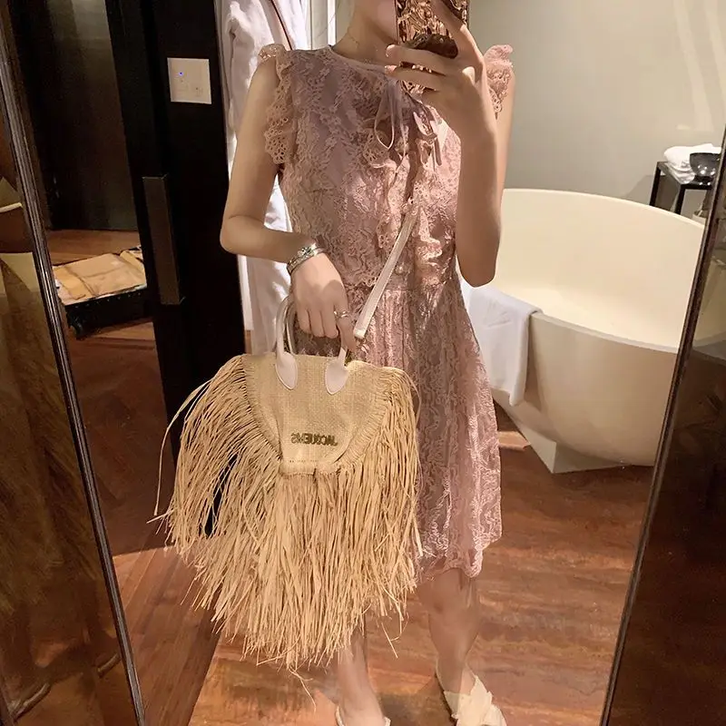 European And American Fashion Tassel Straw Bag 2023 New Summer Vacation Beach Bag With Raw Edge Lafite Handheld Woven Womens Bag