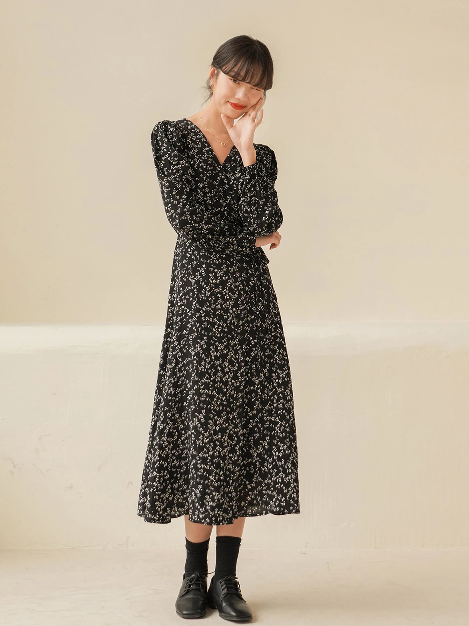 Черное женское платье с цветочным принтом Fashilu новинка осени 2023 облегающая талию