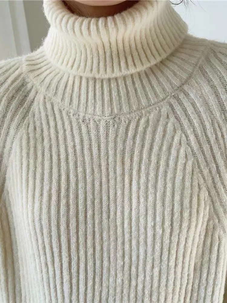 Платье трикотажное однотонное с высоким воротником на осень/зиму