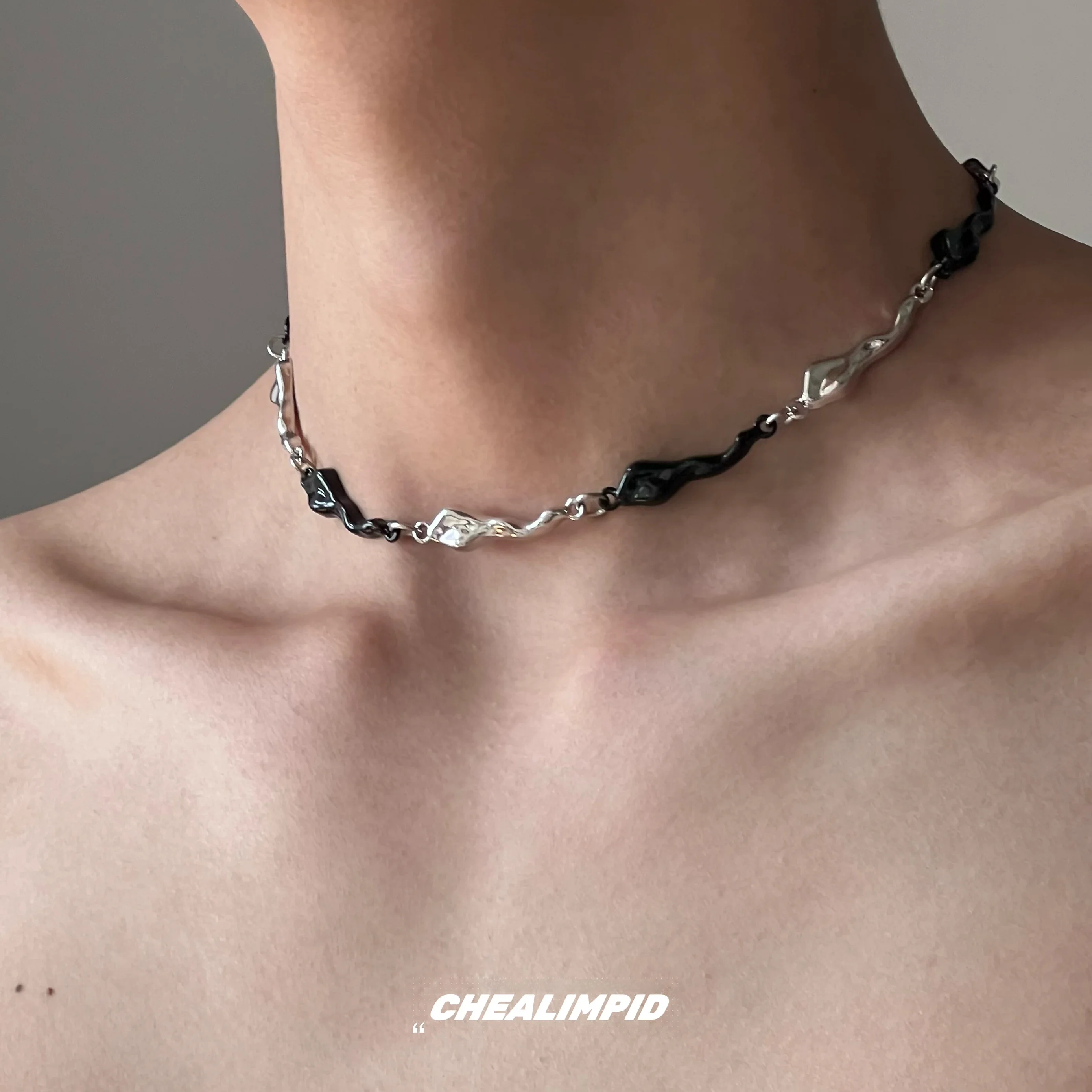 Чеальimpid/. Нерегулярная волна черно-белое лоскутное ожерелье контрастного цвета