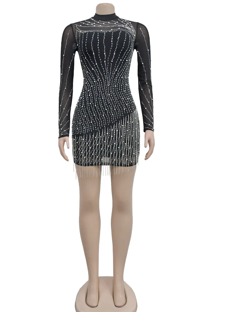 Женское мини-платье с искусственным жемчугом бахромой