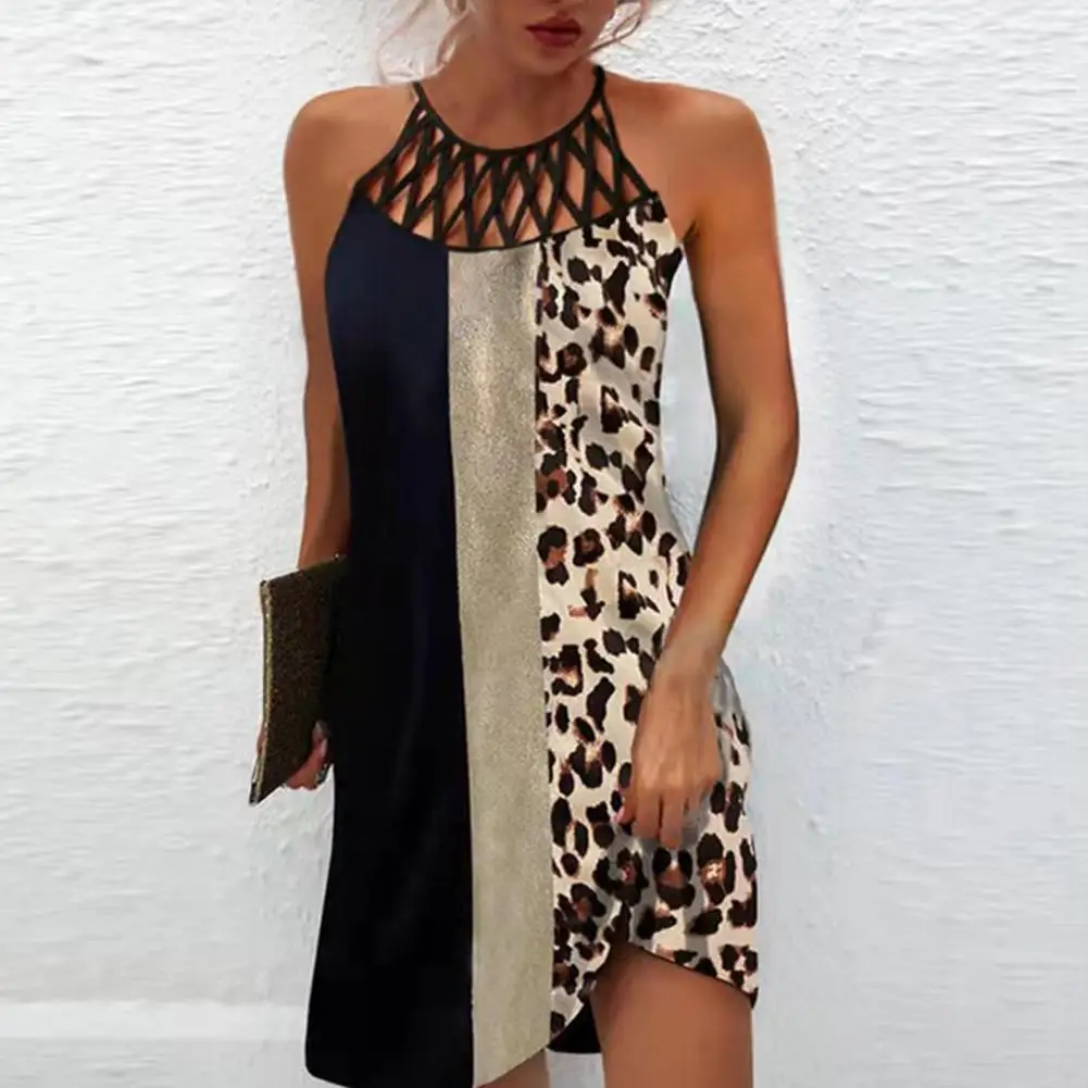 

Женское летнее платье-туника с открытой спиной и лямкой на шее