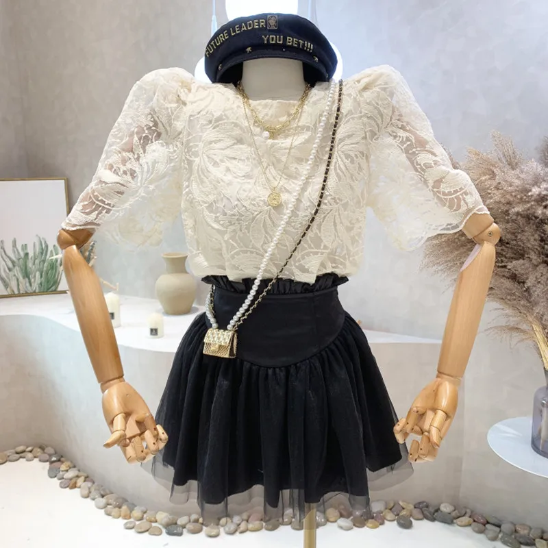 

Новая женская одежда нишевого дизайна Лето 2022, милая кружевная рубашка с цветочным узором и крючком, слегка прозрачная рубашка с круглым вы...