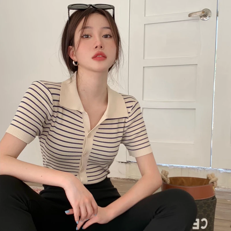 

Футболка-поло с отложным воротником и коротким рукавом, летняя новая тонкая Легкая трикотажная футболка в полоску на пуговицах, универсальный кроп-топ Kpop