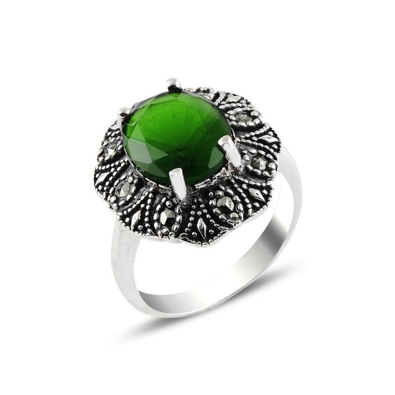 

Серебряное кольцо с изумрудом и марказитом