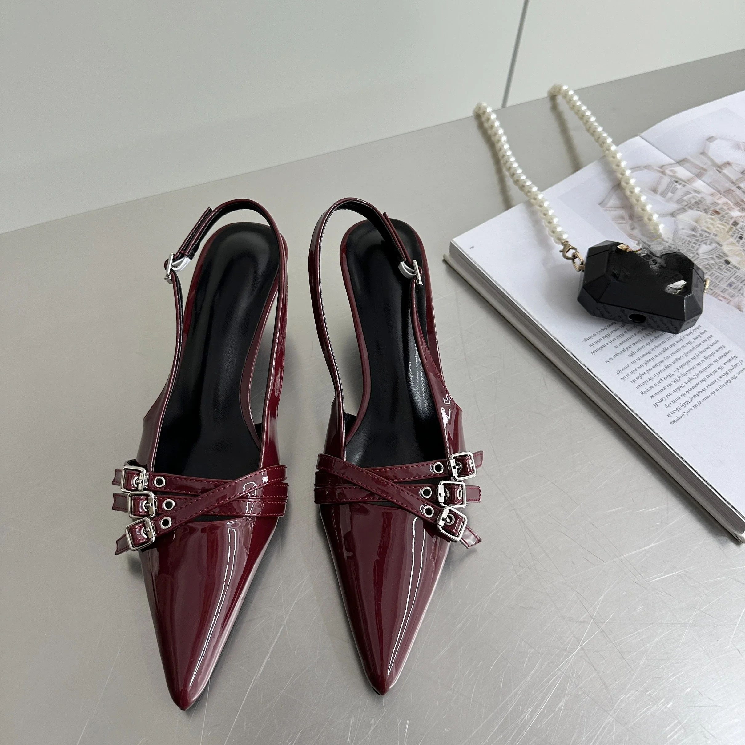 2024 новые модные сандалии с острым носком женская обувь ремешком на спине