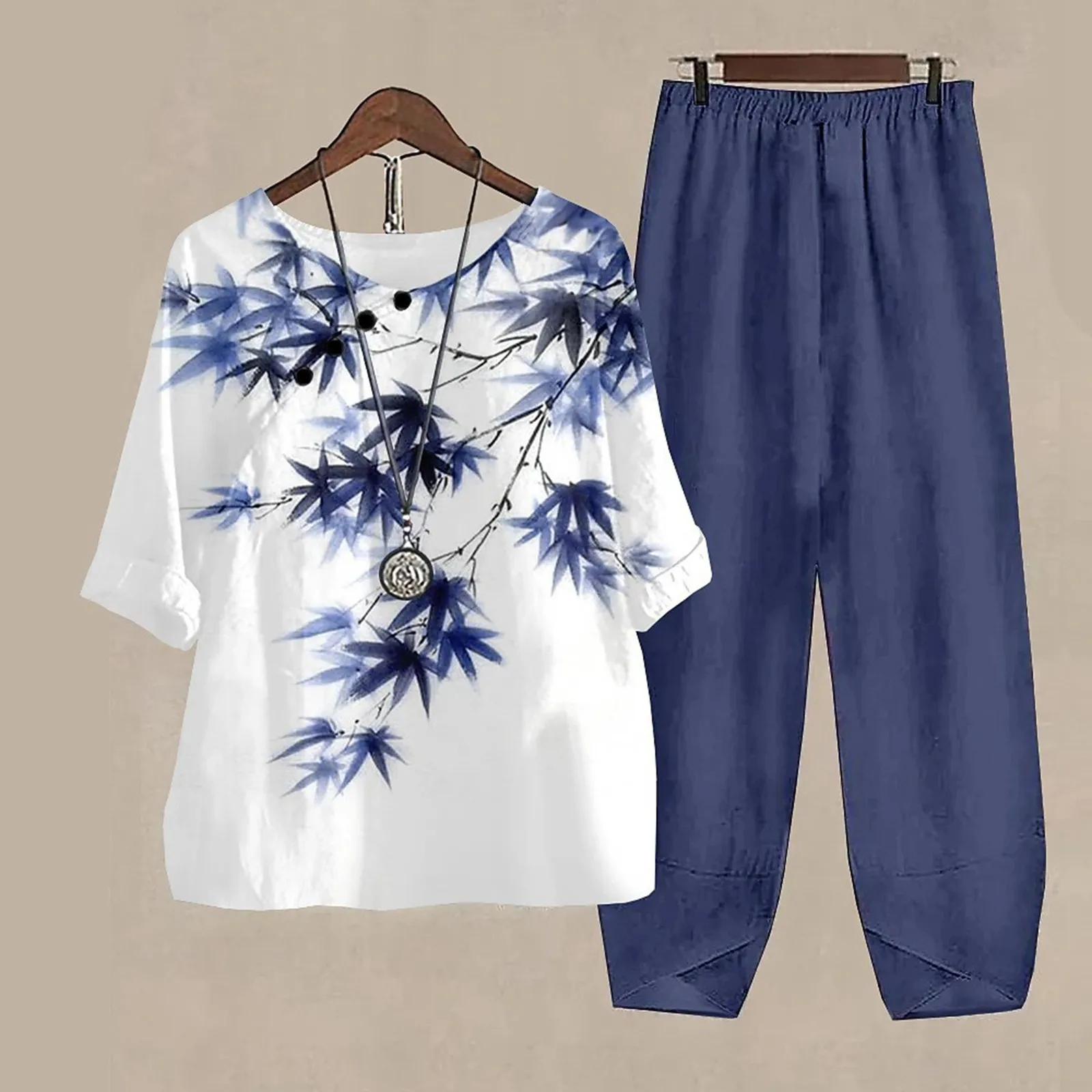 Женский элегантный брючный костюм с принтом топ круглым вырезом и рукавом три