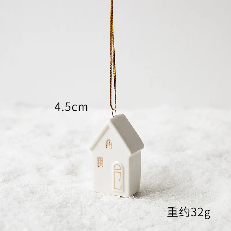 

Керамический мини-кулон домик со снегом