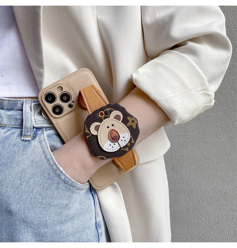 

Vintage Lion Head Wrist Strap Case for iPhone 14 Apple 12pro11/13/XsMax/XR Fashion Simple Oblique Straddle Case