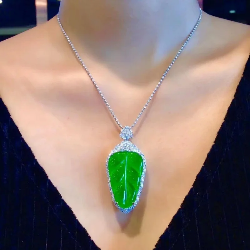 Кулон в виде листьев императора зеленого солнца из нефрита