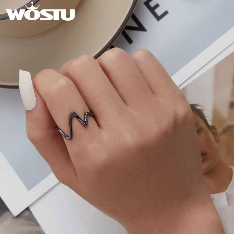 Кольцо женское 2022 из серебра 925 пробы с геометрической волной черного цвета