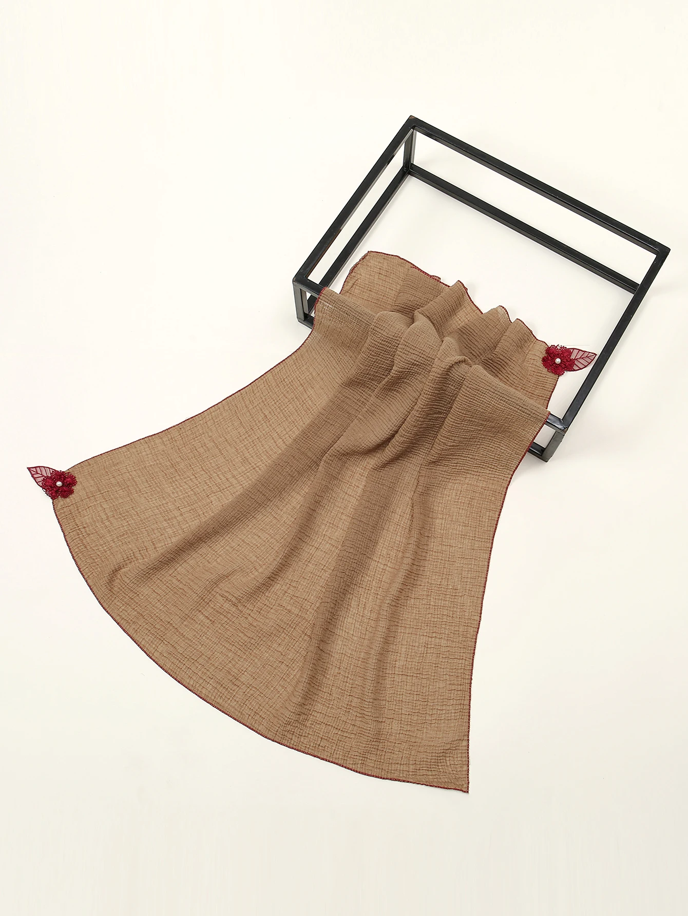 Летний квадратный женский шарф с вышивкой