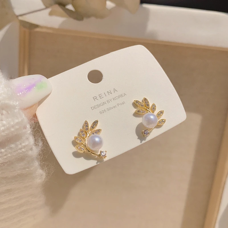 

Korean Fashion Crystal Leaf Stud Earrings for Women Imitation Pearl Beads Small Earrings Girls Cute Tiny Earrings boucles femme