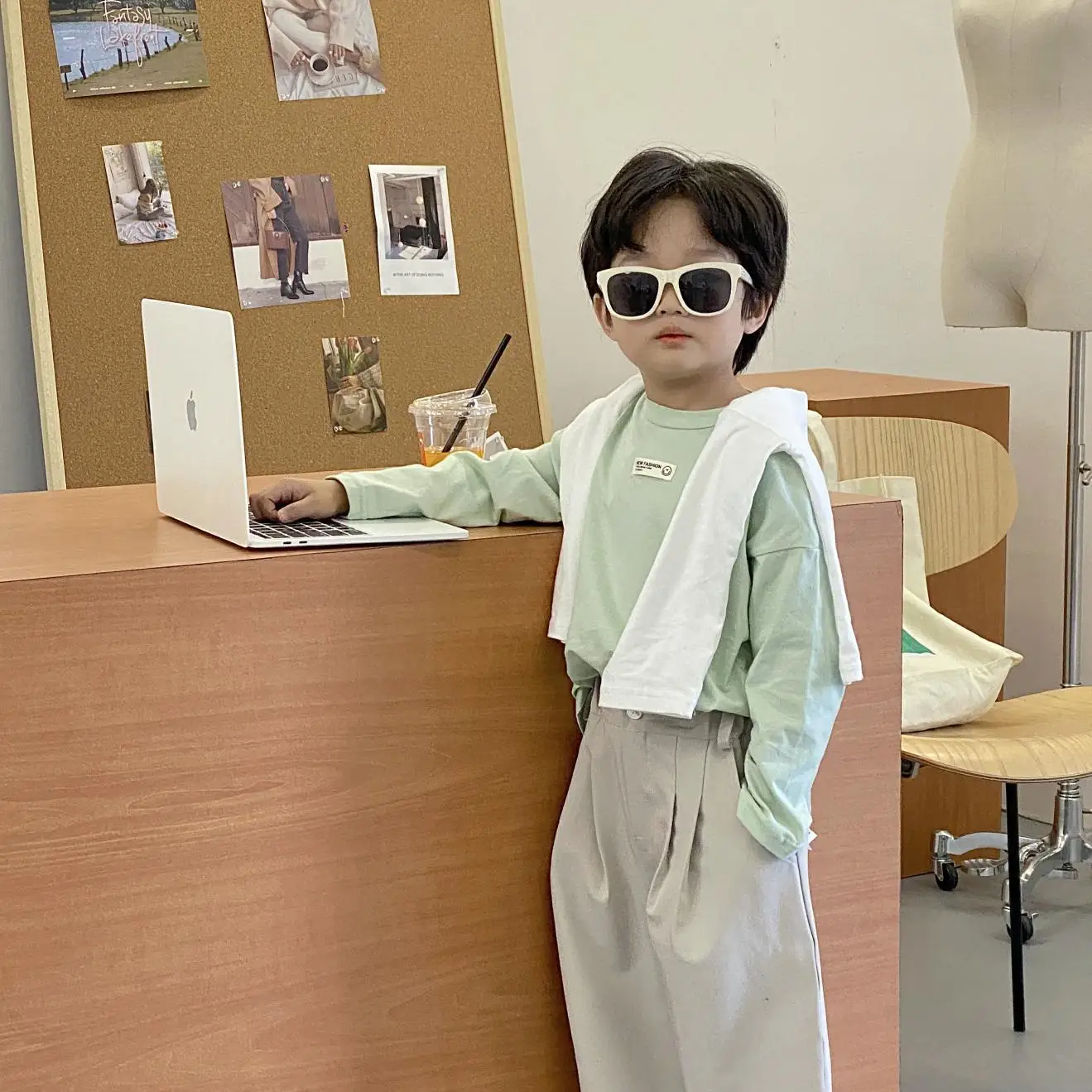 

Новый топ для мальчиков на весну для детей среднего и маленького возраста Детская универсальная футболка из 2022 хлопка с длинными рукавами в...