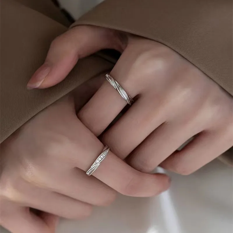 

S925 Sterling Silver Mobius Couple Couple Rings New Fashion Personalized Niche Design Simple Bracelet Ring For Men And Women