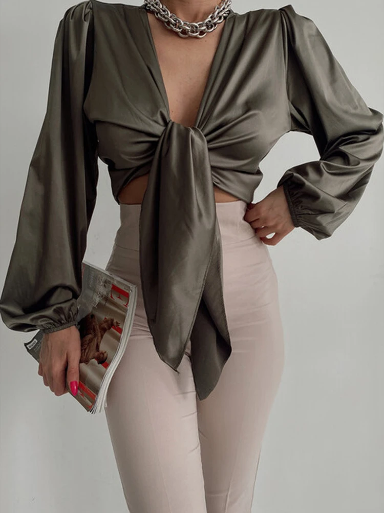 

Женская блузка с глубоким V-образным вырезом и рукавами-фонариками