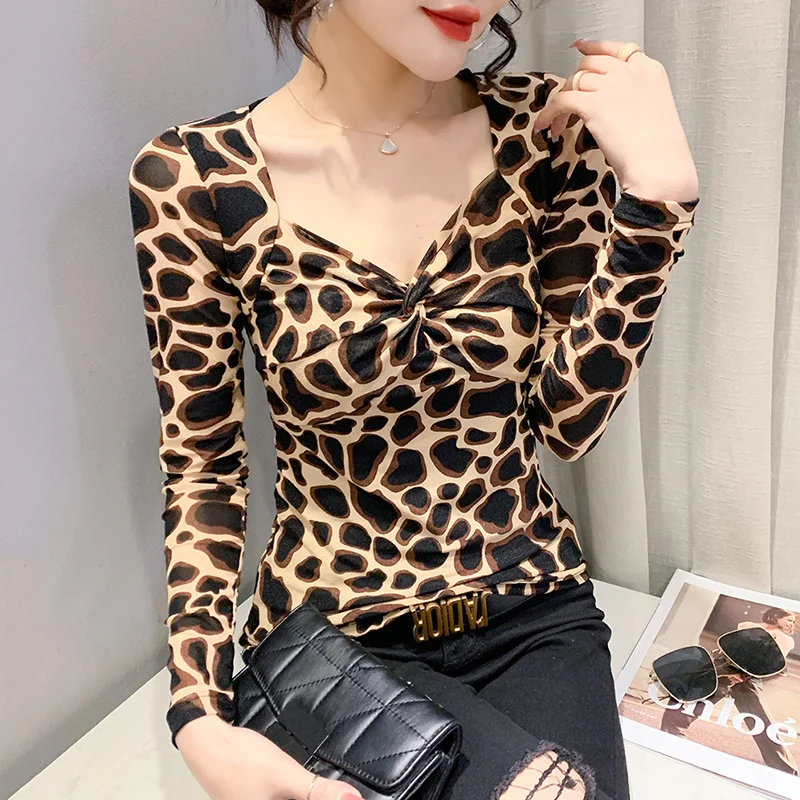 Женская футболка с V-образным вырезом черная синяя леопардовая