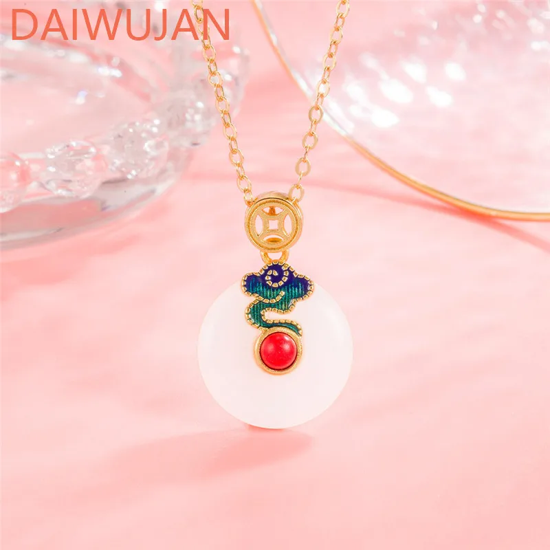 

Vintage Clavicle Chain Imitation White Jade Necklace Ancient Gold Hetian Jade Talisman Safety Buckle Pendant Party Jewelry Gift