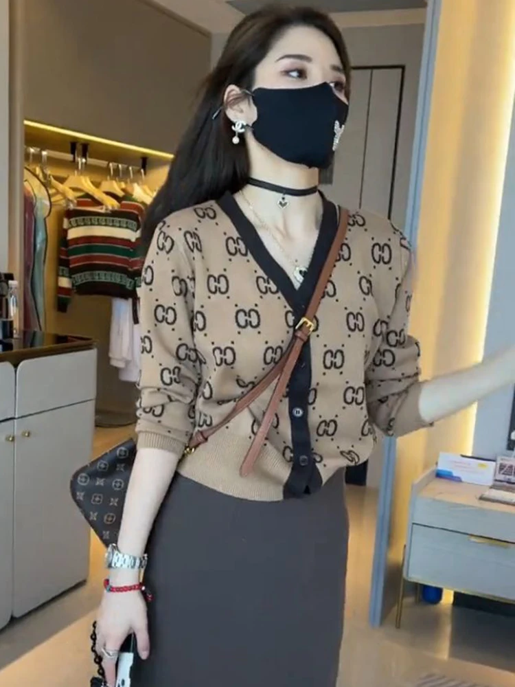 

2023 Women's Hot Selling V-neck Autumn/Winter Cashmere CC Fashion Cardigan Sweater New Casual Cardigan Fashion Girl Long Sleeve