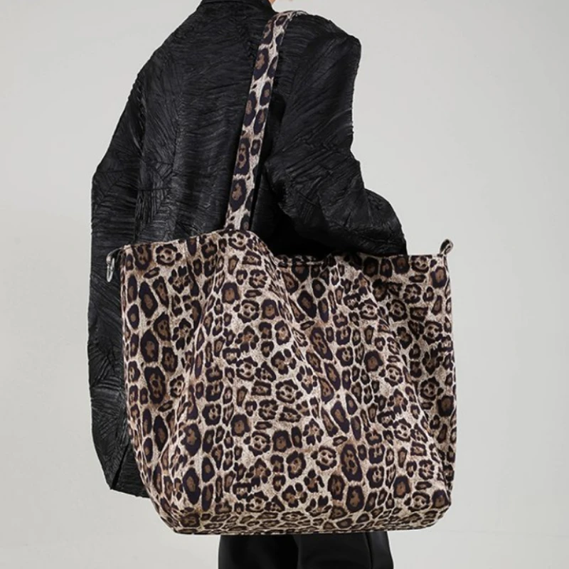 Молодежная сумка большой вместимости с леопардовым принтом простая