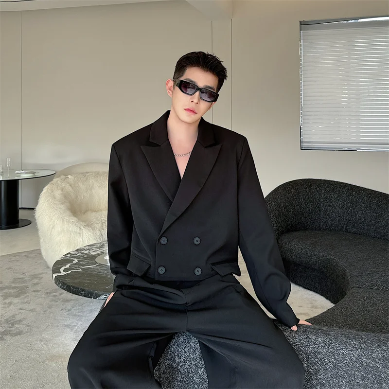 Короткий стильный мужской пиджак