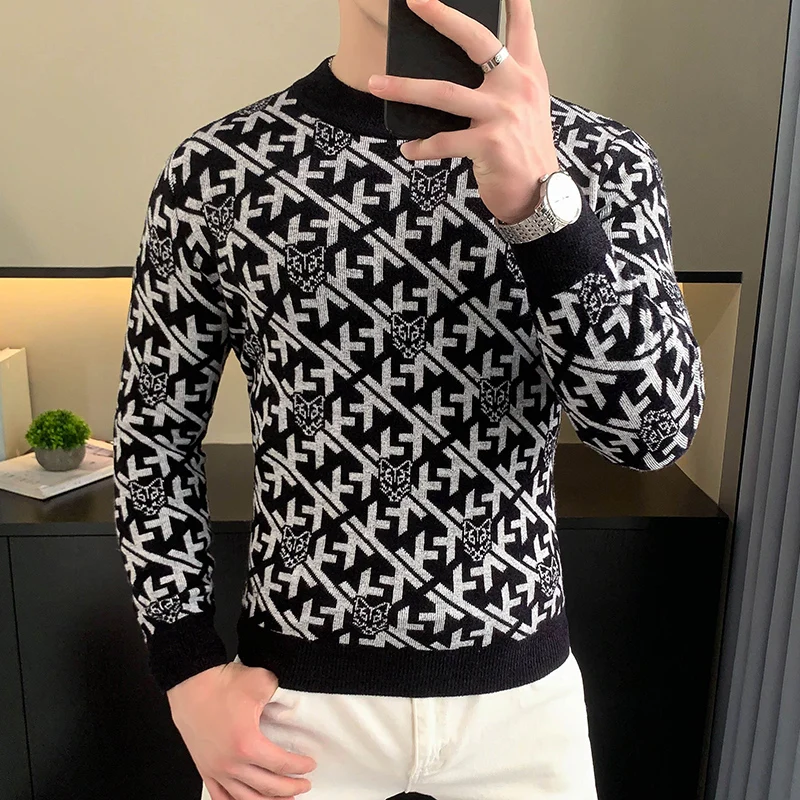 Свитер вязаный бархатный с круглым вырезом и длинными рукавами