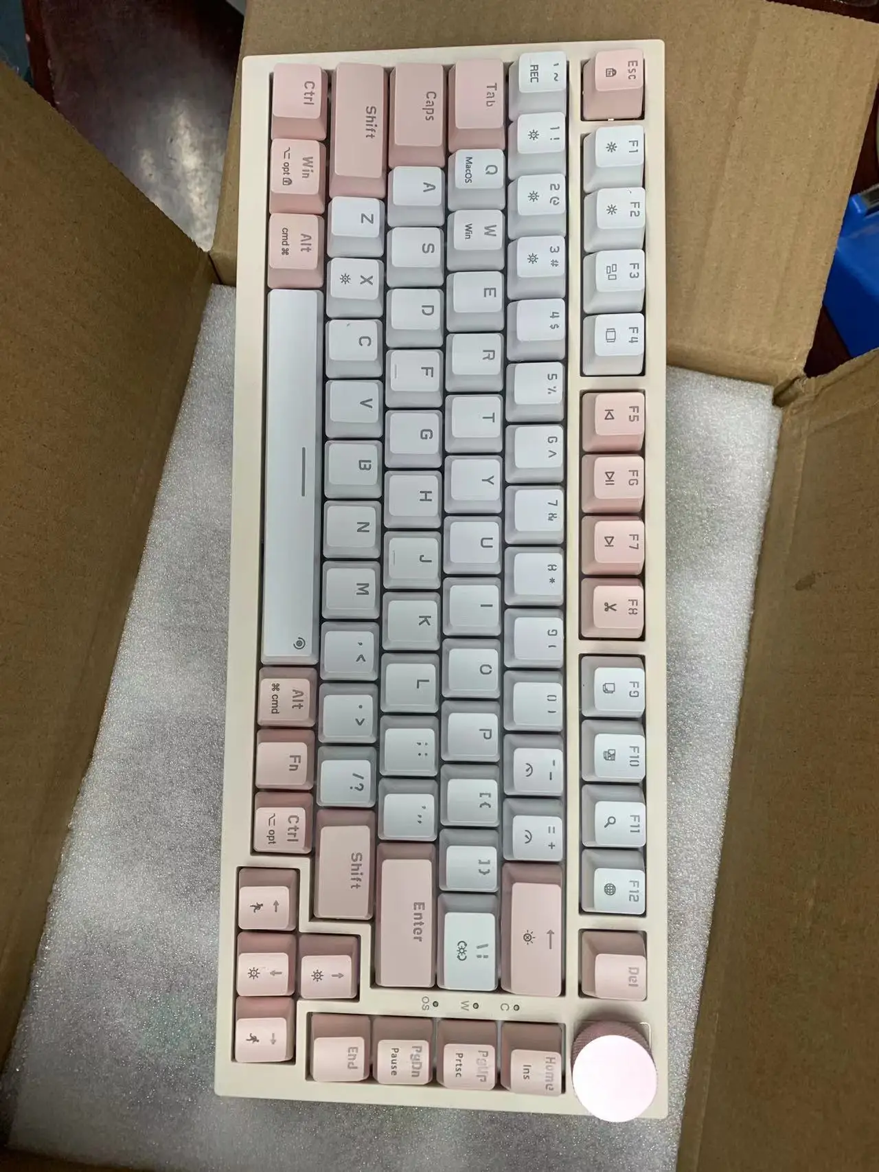 Проводная игровая механическая клавиатура AK82 разные цвета розовая белая RGB